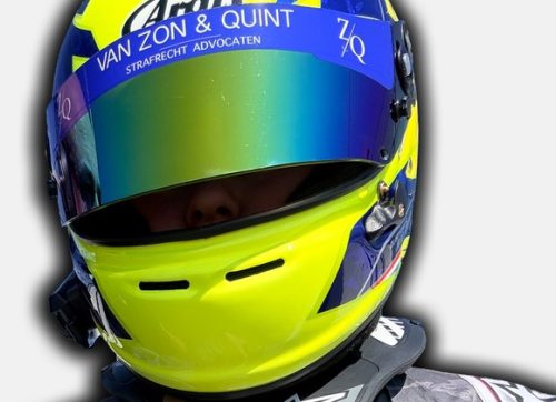 Djayden Klatt in raceoverall met de logo's van zijn huidige sponsors