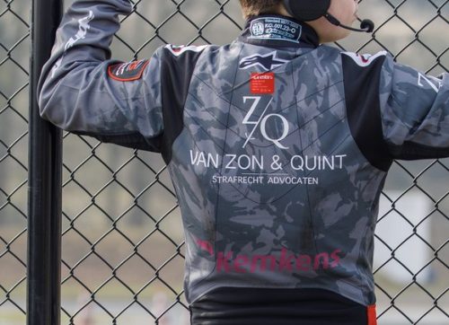 Djayden Klatt in raceoverall met de logo's van zijn huidige sponsors